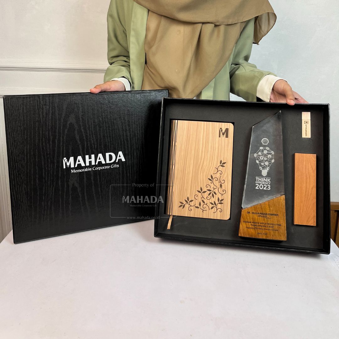 plakat kombinasi akrilik dan kayu custom mahada (3)
